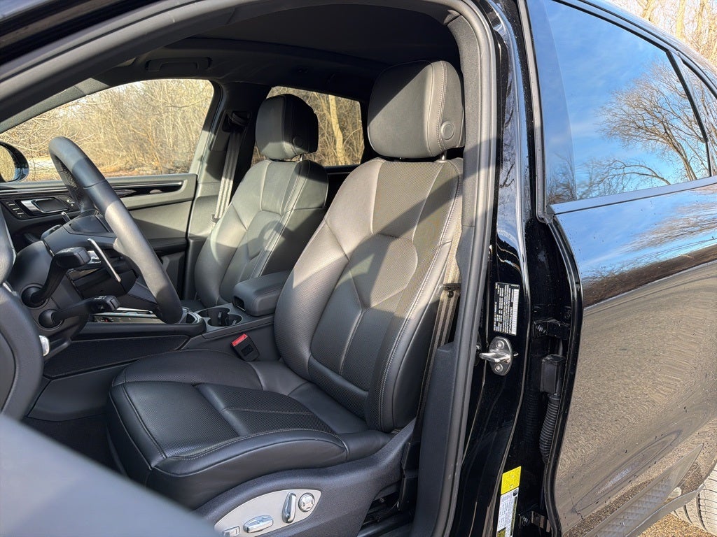 2025 Porsche Macan AWD