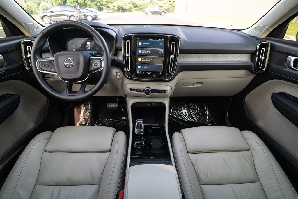 2023 Volvo XC40 B5 Plus Dark Theme