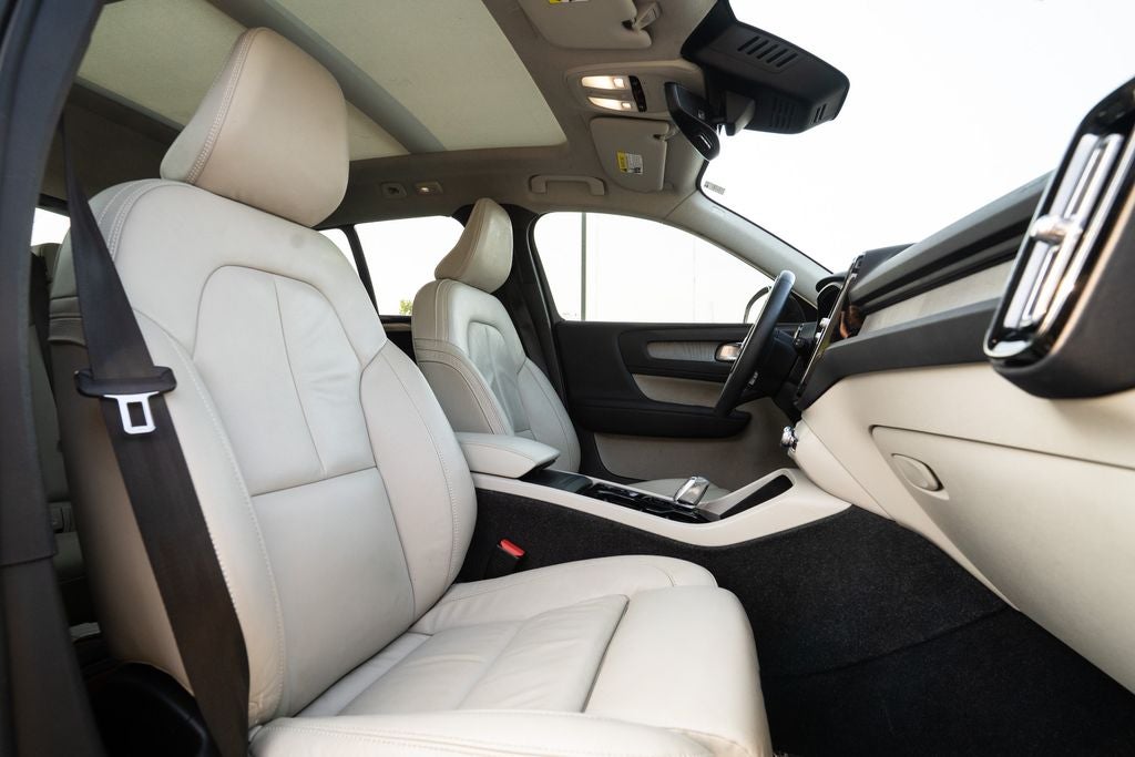 2023 Volvo XC40 B5 Plus Dark Theme