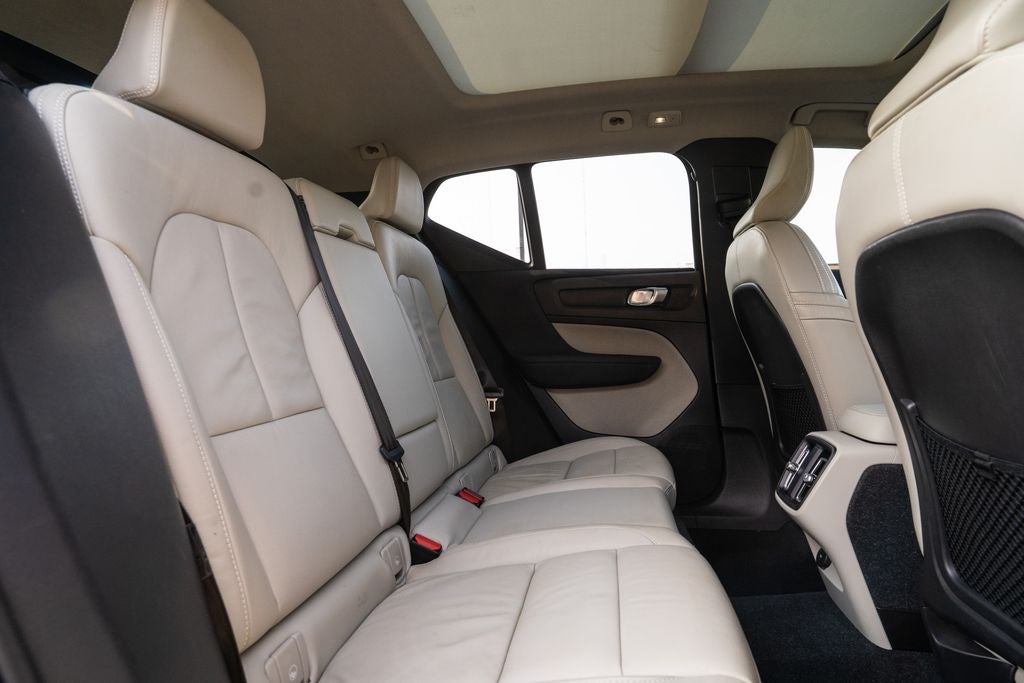 2023 Volvo XC40 B5 Plus Dark Theme