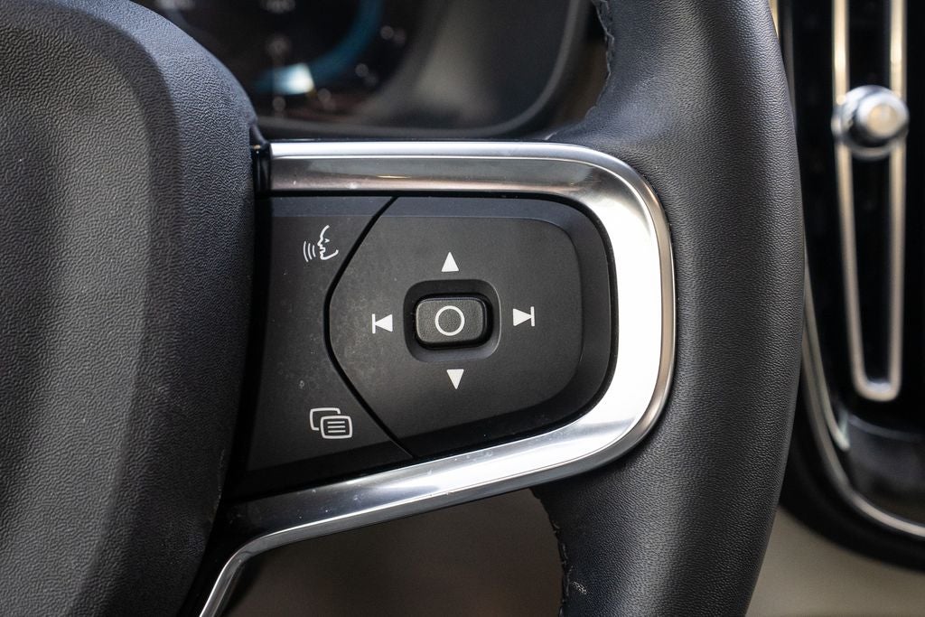 2023 Volvo XC40 B5 Plus Dark Theme