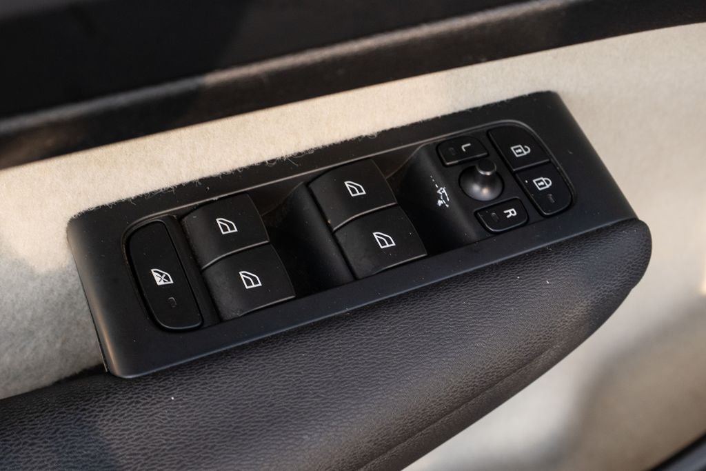 2023 Volvo XC40 B5 Plus Dark Theme