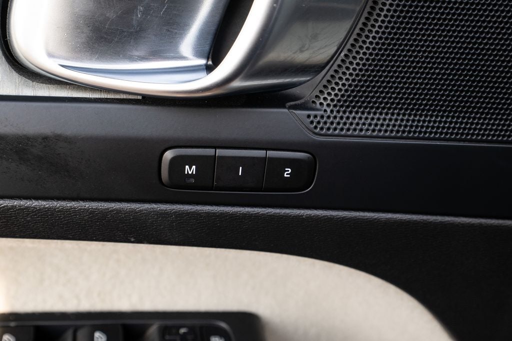 2023 Volvo XC40 B5 Plus Dark Theme