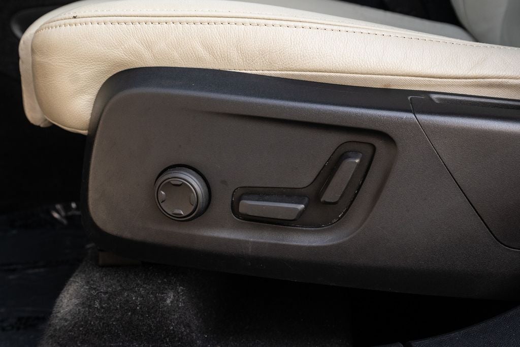 2023 Volvo XC40 B5 Plus Dark Theme