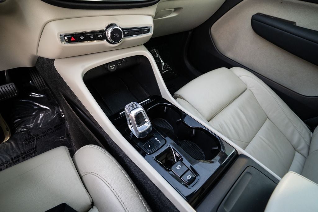 2023 Volvo XC40 B5 Plus Dark Theme