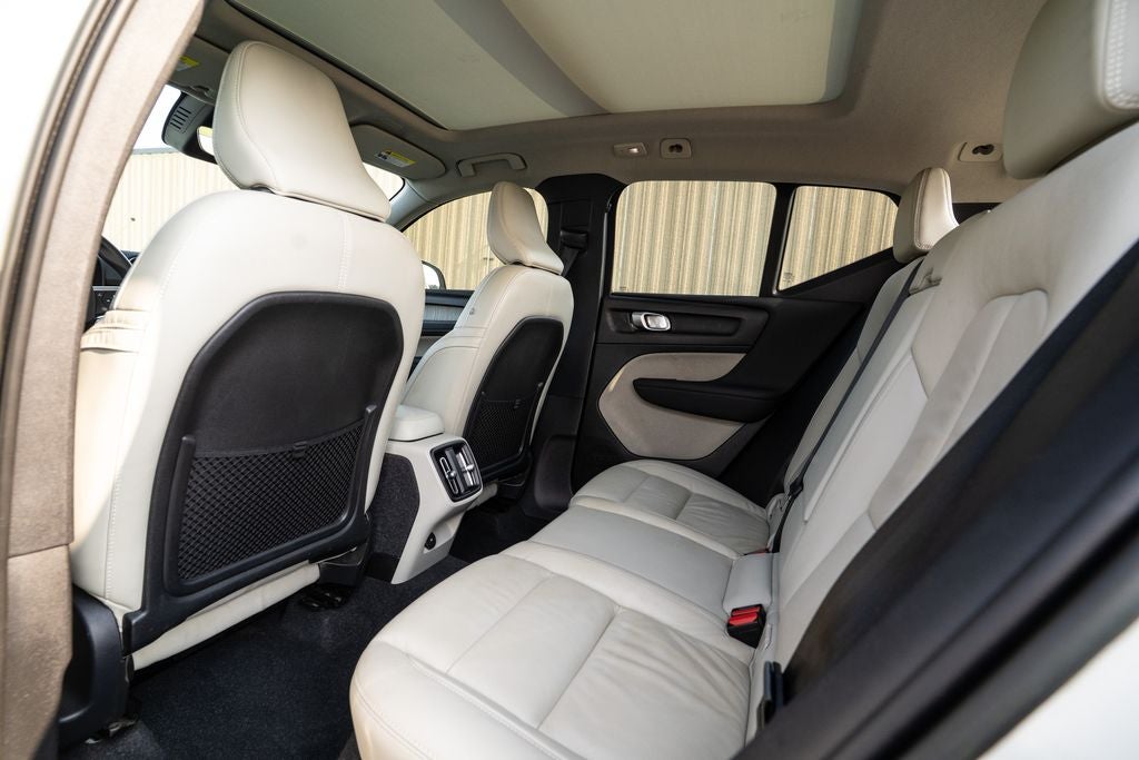 2023 Volvo XC40 B5 Plus Dark Theme