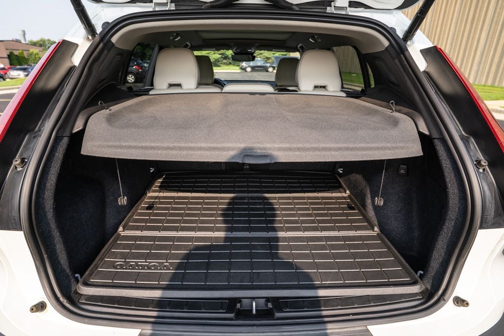 2023 Volvo XC40 B5 Plus Dark Theme